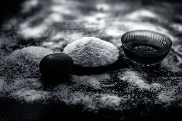 Máscara Facial Para Pele Oleosa Superfície Madeira Consistindo Farinha Arroz — Fotografia de Stock