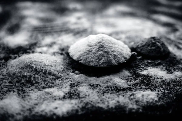 Máscara Facial Para Pele Brilhante Superfície Madeira Consistindo Farinha Arroz — Fotografia de Stock