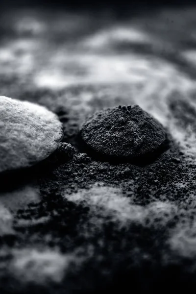 Ahşap yüzeyde pirinç unu ve kurutulmuş portakal kabuğu tozu ile birlikte bir cam kasede parlayan cilt için yüz maskesi, daha fazla etki için yüzeye bazı pirinç unu yayıldı. Dikey çekim.