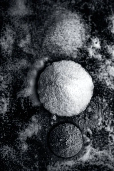 Ahşap yüzeyde pirinç unu ve kurutulmuş portakal kabuğu tozu ile birlikte bir cam kasede parlayan cilt için yüz maskesi, daha fazla etki için yüzeye bazı pirinç unu yayıldı. Dikey çekim.