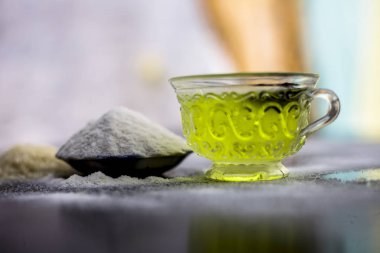 Pirinç un ve pirinç tahıl şeffaf bir cam fincan ve içinde bir Yıldız anason bazı yeşil çay ile birlikte ahşap yüzey üzerinde. Pürüzsüz cilt için tedavi için yüz maskesi.