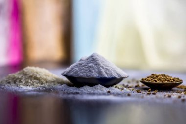 Ahşap yüzeyde pirinç un suyu ve çemen tohum tozu saç büyüme çare.