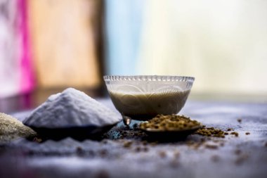 Baharatlar mini kaselerde ve masa başında.