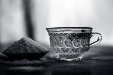 Pirinç un ve pirinç tahıl şeffaf bir cam fincan ve içinde bir Yıldız anason bazı yeşil çay ile birlikte ahşap yüzey üzerinde. Pürüzsüz cilt için tedavi için yüz maskesi.