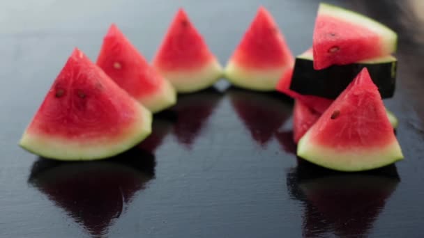 Video Footage Hand Picking Watermelon Sirup Which Transparent Glass Cup — Stockvideo