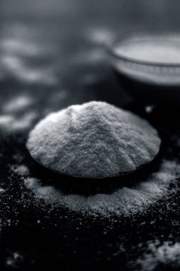 Pirinç un ve pirinç tahıl şeffaf bir cam fincan ve içinde bir Yıldız anason bazı yeşil çay ile birlikte ahşap yüzey üzerinde. Pürüzsüz cilt için tedavi için yüz maskesi.