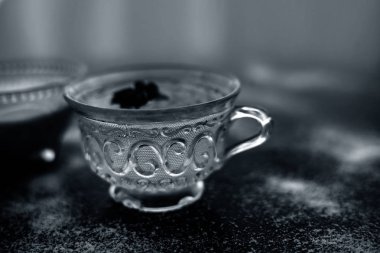 Pirinç un ve pirinç tahıl şeffaf bir cam fincan ve içinde bir Yıldız anason bazı yeşil çay ile birlikte ahşap yüzey üzerinde. Pürüzsüz cilt için tedavi için yüz maskesi.