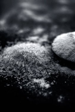 Pirinç un ve pirinç tahıl şeffaf bir cam fincan ve içinde bir Yıldız anason bazı yeşil çay ile birlikte ahşap yüzey üzerinde. Pürüzsüz cilt için tedavi için yüz maskesi.