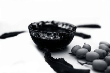 Neem macunu veya nim macunu başka bir kapta neem meyve ile birlikte beyaz izole bir cam kase ve bazı yaprakları da.