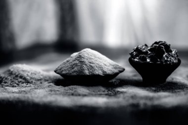 Pirinç unu ve pirinç taneleri iyi mulpani mitti veya Multani mitti ile karışık oluşan ahşap yüzey üzerinde pürüzsüz saç için çare.