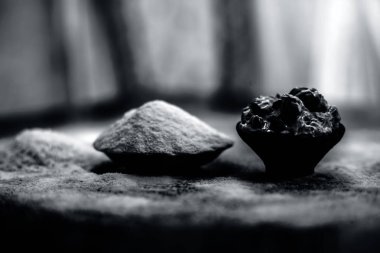 Pirinç unu ve pirinç taneleri iyi mulpani mitti veya Multani mitti ile karışık oluşan ahşap yüzey üzerinde pürüzsüz saç için çare.