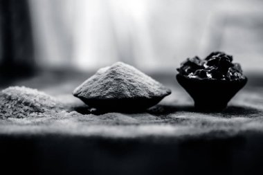 Pirinç unu ve pirinç taneleri iyi mulpani mitti veya Multani mitti ile karışık oluşan ahşap yüzey üzerinde pürüzsüz saç için çare.
