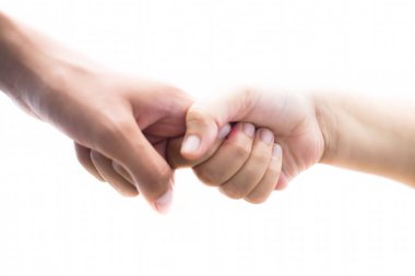 İki elin yakın çekimi, baba ve kızlarından biri, Babalar Günü konsepti ve kadın çocukla ilgilenmek. Pratik hayatta korku ve engelleri fethetmek için yardımcı olur. Beyaz üzerine izole.