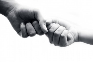 İki elin yakın çekimi, baba ve kızlarından biri, Babalar Günü konsepti ve kadın çocukla ilgilenmek. Pratik hayatta korku ve engelleri fethetmek için yardımcı olur. Beyaz üzerine izole.