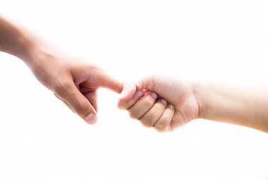 İki elin yakın çekimi, baba ve kızlarından biri, Babalar Günü konsepti ve kadın çocukla ilgilenmek. Pratik hayatta korku ve engelleri fethetmek için yardımcı olur. Beyaz üzerine izole.