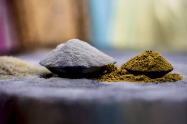 Çiğ pirinç ve çemen tohumu ile birlikte ahşap yüzeyde çemen tohumu veya maydanoz tohumu veya kişniş tohumu ile karışık pirinç unu kepek için saç çare.