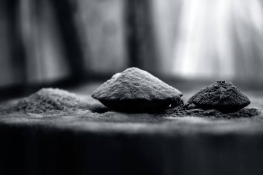 Çiğ pirinç ve çemen tohumu ile birlikte ahşap yüzeyde çemen tohumu veya maydanoz tohumu veya kişniş tohumu ile karışık pirinç unu kepek için saç çare.