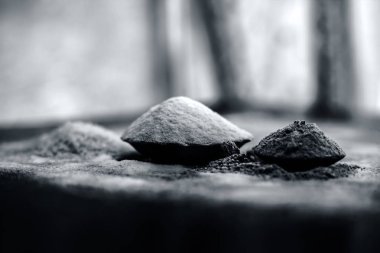 Çiğ pirinç ve çemen tohumu ile birlikte ahşap yüzeyde çemen tohumu veya maydanoz tohumu veya kişniş tohumu ile karışık pirinç unu kepek için saç çare.