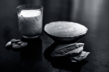 Iyi süt ve badem ile karışık ahşap yüzeyüzerinde bir kil kase içinde multani mitti veya mulpani mitti veya dolgun toprak Yüz maskesi. Daha yumuşak cilt tedavisi için.