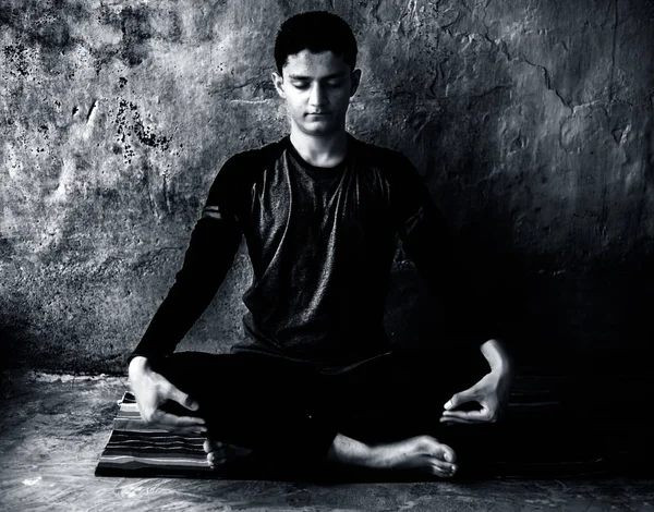 Young Man Practicing Padmasana Asana While Doing Lotus Position Sitting — Stock Photo, Image