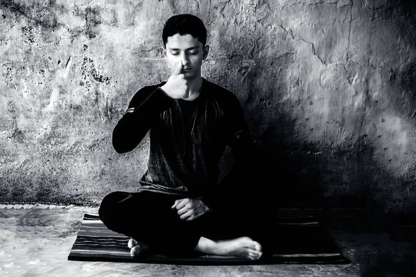 Retrato Del Joven Haciendo Pranayama Pranayam Yoga Control Respiración Una — Foto de Stock