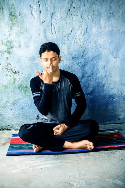 Porträtt Skott Den Unge Mannen Gör Pranayama Eller Pranayam Eller — Stockfoto