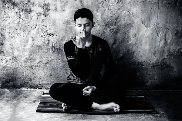 Πορτρέτο Του Νεαρού Άνδρα Που Κάνει Πραναγιάμα Πραγιάμ Αναπνοή Έλεγχο — Φωτογραφία Αρχείου