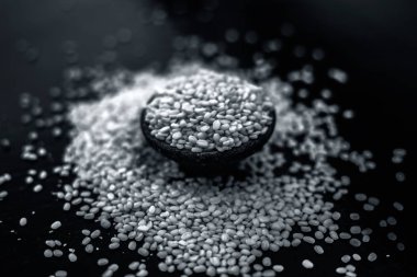 Siyah ahşap yüzeyüzerinde siyah kil kase unskinned bölünmüş mung fasulye 