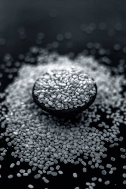 Siyah ahşap yüzeyüzerinde siyah kil kase unskinned bölünmüş mung fasulye 