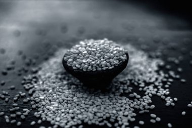 Siyah ahşap yüzeyüzerinde siyah kil kase unskinned bölünmüş mung fasulye 