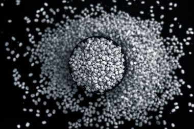 Siyah ahşap yüzeyüzerinde siyah kil kase unskinned bölünmüş mung fasulye 