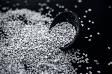 Siyah ahşap yüzeyüzerinde siyah kil kase unskinned bölünmüş mung fasulye 