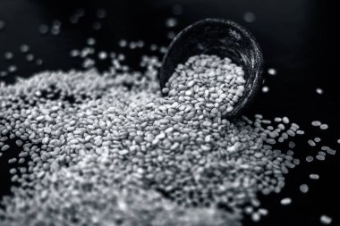 Siyah ahşap yüzeyüzerinde siyah kil kase unskinned bölünmüş mung fasulye 