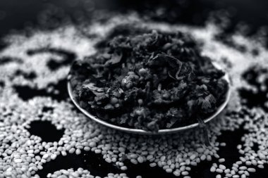 Koyu yüzeyde plaka ıspanak ile kavrulmuş dal Ünlü Hint Punjabi çanak 