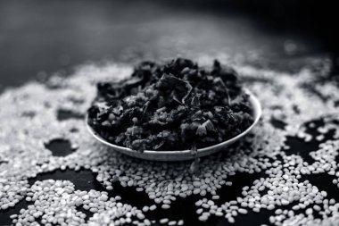 Koyu yüzeyde plaka ıspanak ile kavrulmuş dal Ünlü Hint Punjabi çanak 