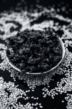 Koyu yüzeyde plaka ıspanak ile kavrulmuş dal Ünlü Hint Punjabi çanak 