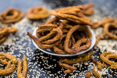 Ahşap yüzeyinde ham susam ile plaka Ünlü Hint çerez