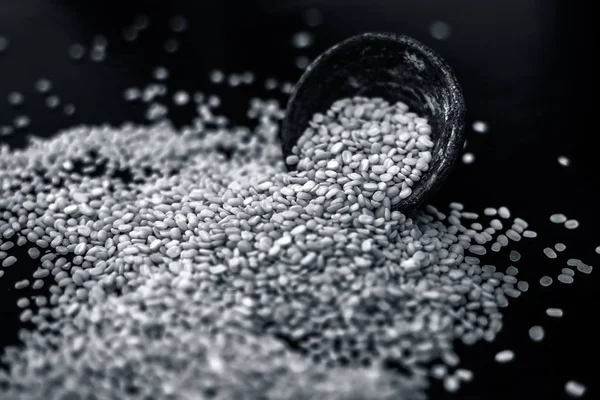 Siyah ahşap yüzeyüzerinde siyah kil kase unskinned bölünmüş mung fasulye 