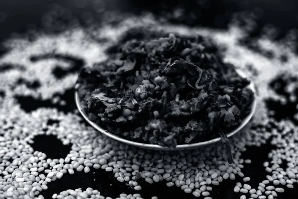 Koyu yüzeyde plaka ıspanak ile kavrulmuş dal Ünlü Hint Punjabi çanak 