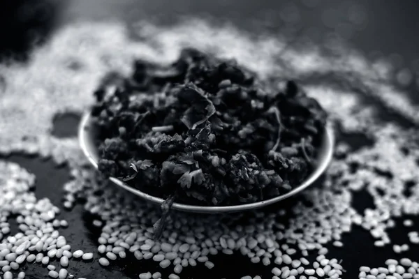 Koyu yüzeyde plaka ıspanak ile kavrulmuş dal Ünlü Hint Punjabi çanak 