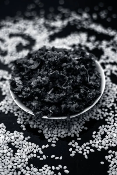 Koyu yüzeyde plaka ıspanak ile kavrulmuş dal Ünlü Hint Punjabi çanak 