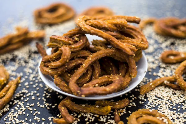 Ahşap yüzeyinde ham susam ile plaka Ünlü Hint çerez