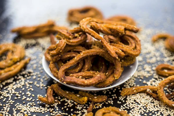 Ahşap yüzeyinde ham susam ile plaka Ünlü Hint çerez