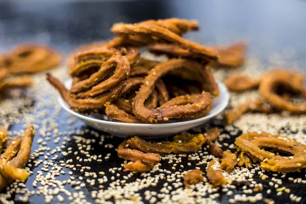 Ahşap yüzeyinde ham susam ile plaka Ünlü Hint çerez