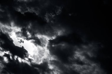 gökyüzünde dramatik kabarık kümülüs gri bulutların panoramik görünümü 