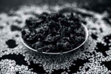 Koyu yüzeyde plaka ıspanak ile kavrulmuş dal Ünlü Hint Punjabi çanak 