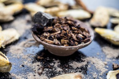 ahşap yüzeyüzerinde ghee ve sert haşlanmış mango tohumları oluşan popüler Hint ve Asya aam ki guthli ka mukhwas ile kase