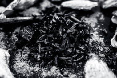 ahşap yüzeyüzerinde ghee ve sert haşlanmış mango tohumları oluşan popüler Hint ve Asya aam ki guthli ka mukhwas kazık