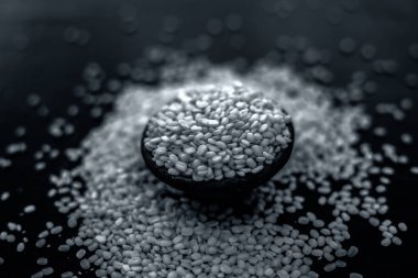 Siyah ahşap yüzeyüzerinde siyah kil kase unskinned bölünmüş mung fasulye 