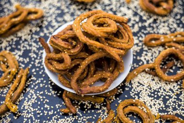 Ahşap yüzeyinde ham susam ile plaka Ünlü Hint çerez